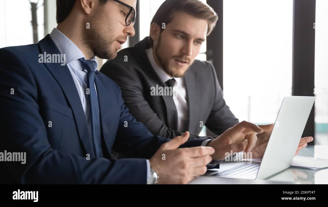 Bannière des hommes d'affaires travaillant sur un ordinateur portable au bureau Banque D'Images