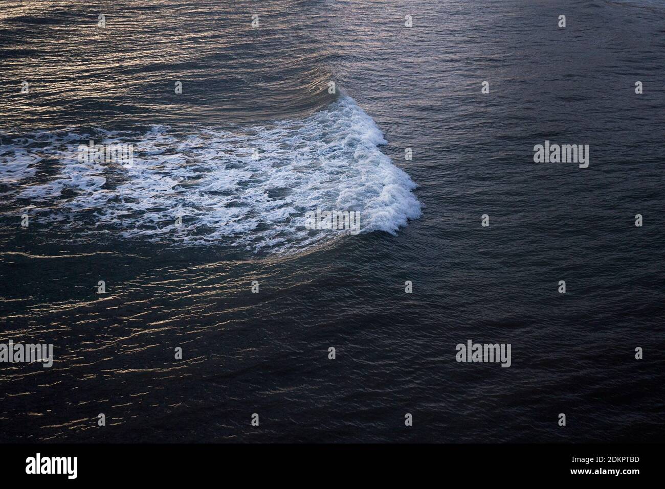 Un coup de touche d'UN bâtiment à vagues dans la mer au large de Brighton, East Sussex, Royaume-Uni Banque D'Images