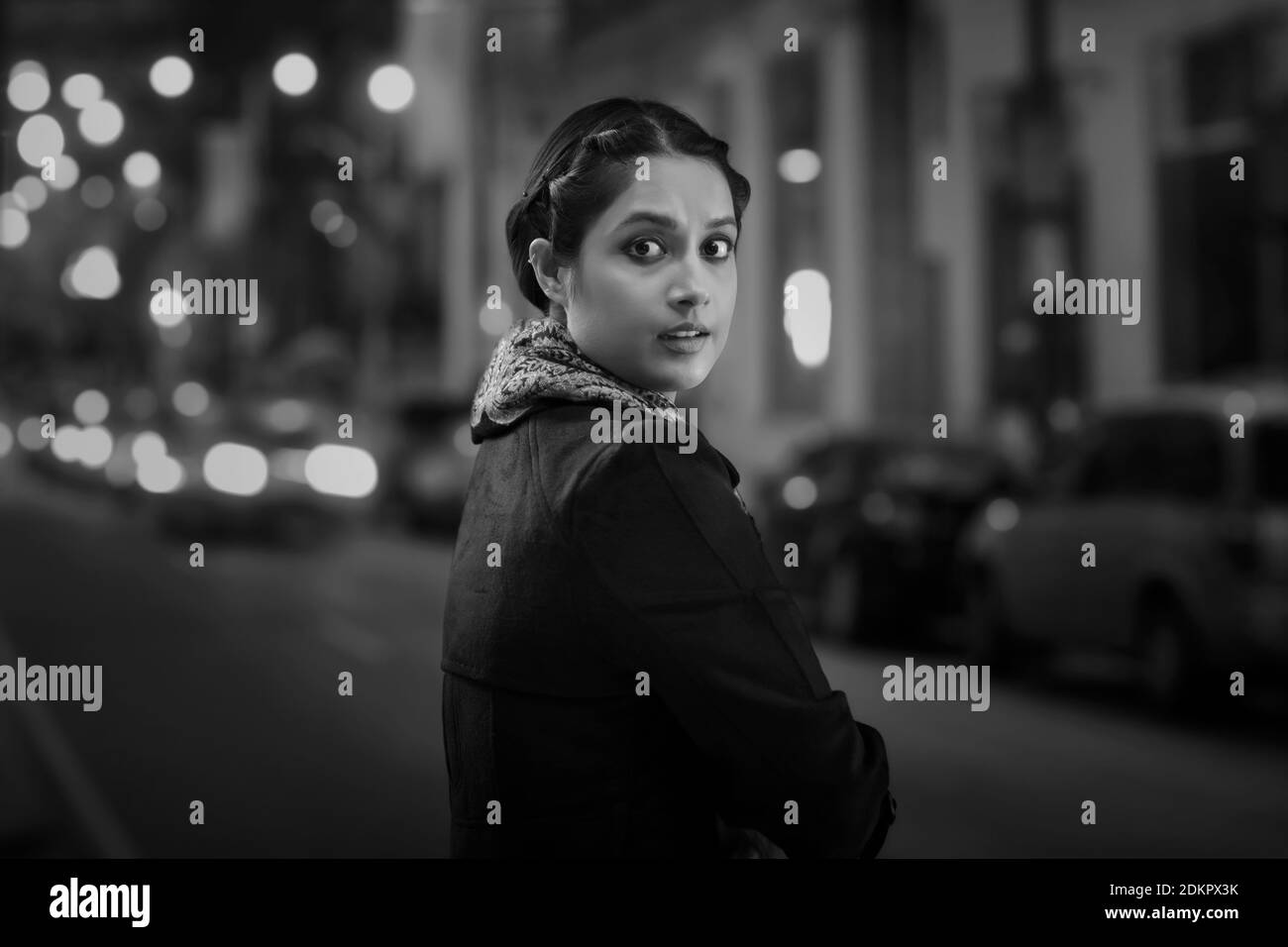 PORTRAIT D'UNE FEMME QUI REGARDE DERRIÈRE ELLE SUR UNE ROUTE TRÈS FRÉQUENTÉE Banque D'Images PORTRAIT D'UNE FEMME QUI REGARDE DERRIÈRE ELLE SUR UNE ROUTE TRÈS FRÉQUENTÉE Banque D'Images