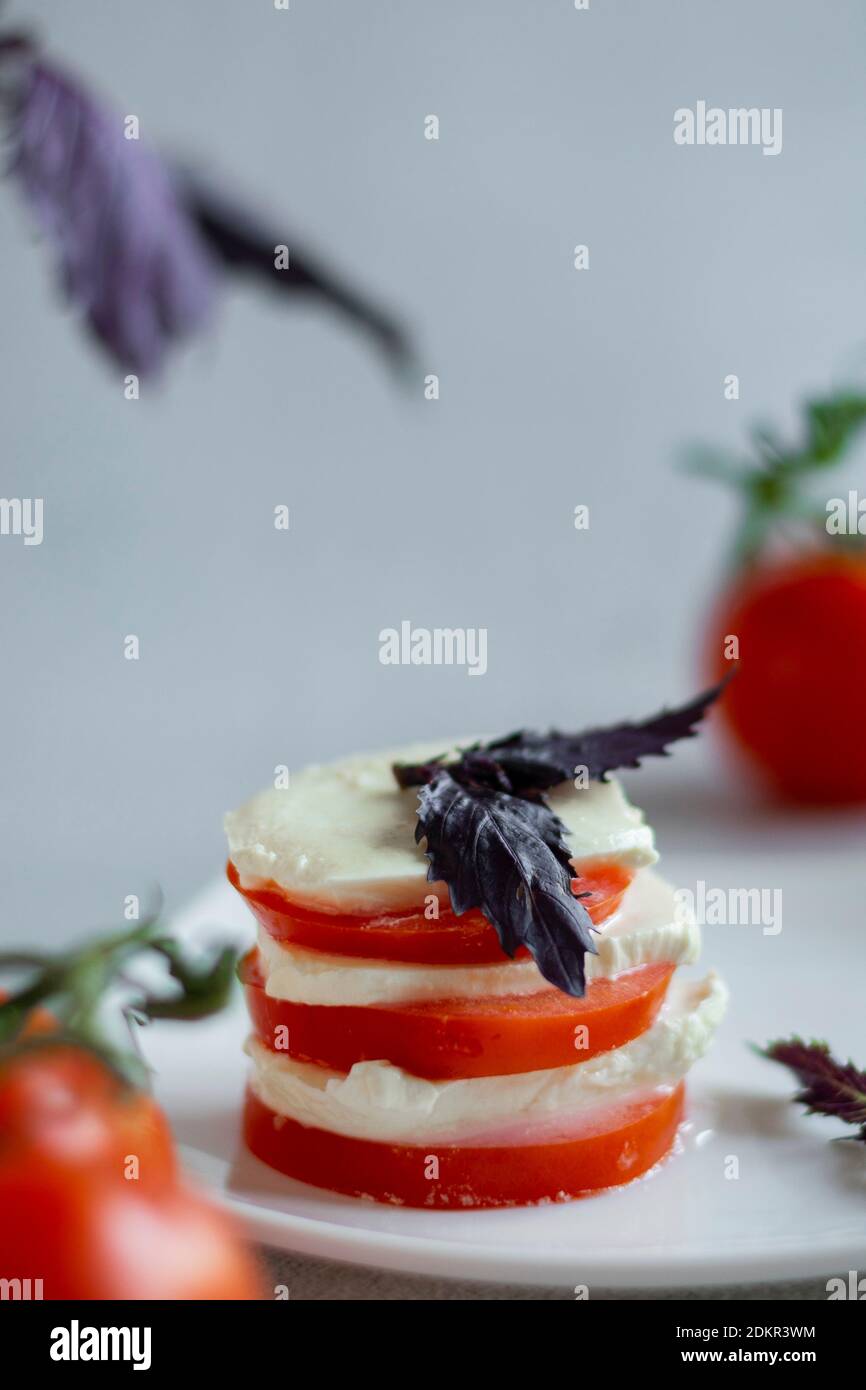 Hors-d'œuvre italien Caprese. Tomates et mozzarella. Avec vinaigre balsamique. Avec basilic foncé Banque D'Images