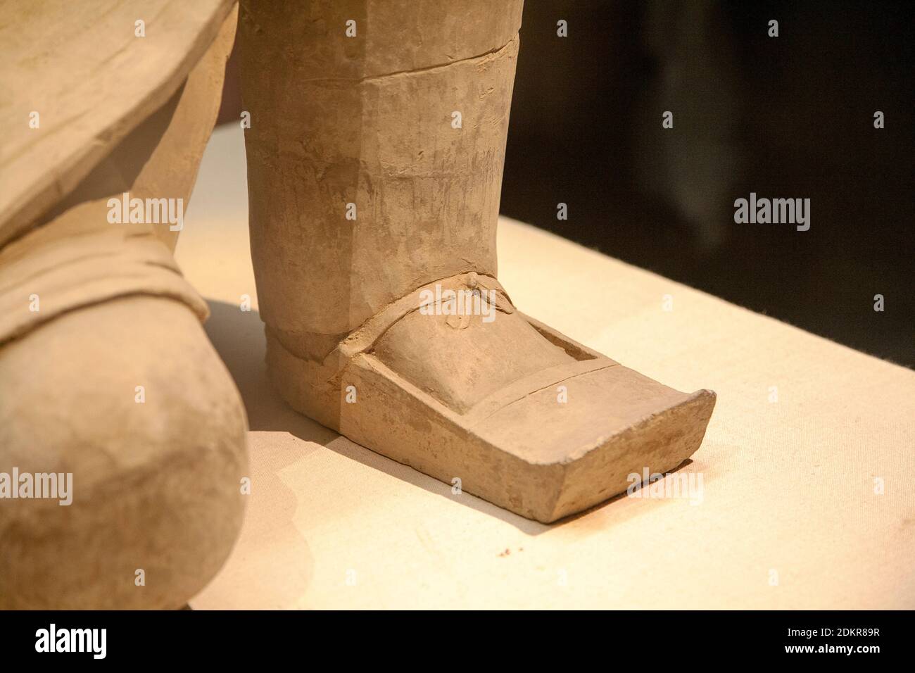 Soldat Archer à genoux issu des sculptures guerrières de l'armée de terre cuite représentant les armées de Qin Shi Huang, le premier empereur de Chine à Xian X'ian C Banque D'Images