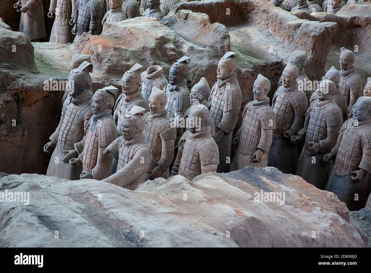 Rangs de soldats de l'armée de terre cuite sculptures de guerrier représentant les armées de Qin Shi Huang, le premier empereur de Chine à Pit 1 à Xian X'ia Banque D'Images