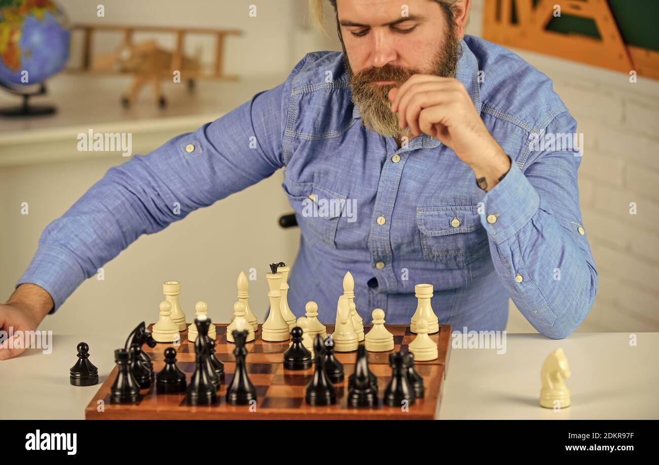 Un mauvais déplacement annule les bons. Leçon d'échecs. Concept de stratégie. Jouer aux échecs. Passe-temps intellectuel. Figures sur un échiquier en bois. Réfléchir à l'étape suivante. Logiques de développement. Apprendre jouer échecs. Banque D'Images