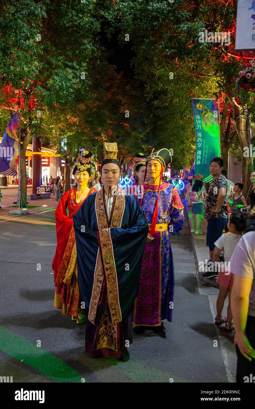 Des personnages de vêtements chinois traditionnels défilent le soir à Xian Park Xi'an Night Banque D'Images