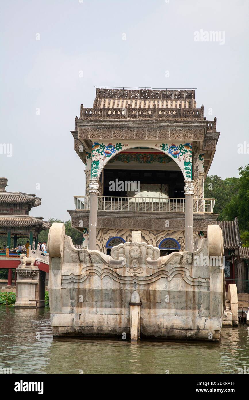 Grand bateau en marbre, bateau de pureté et de facilité, sur l'eau au Palais d'été de Beijing en Chine Banque D'Images