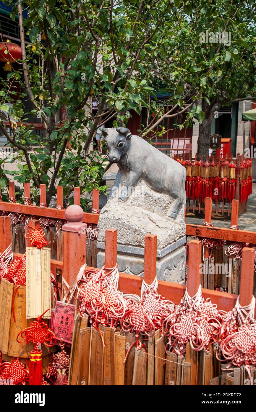 Bâtons de prière chinois rouge avec statue pour l'année de la Bœuf près de la Grande Muraille de Chine Pékin Banque D'Images