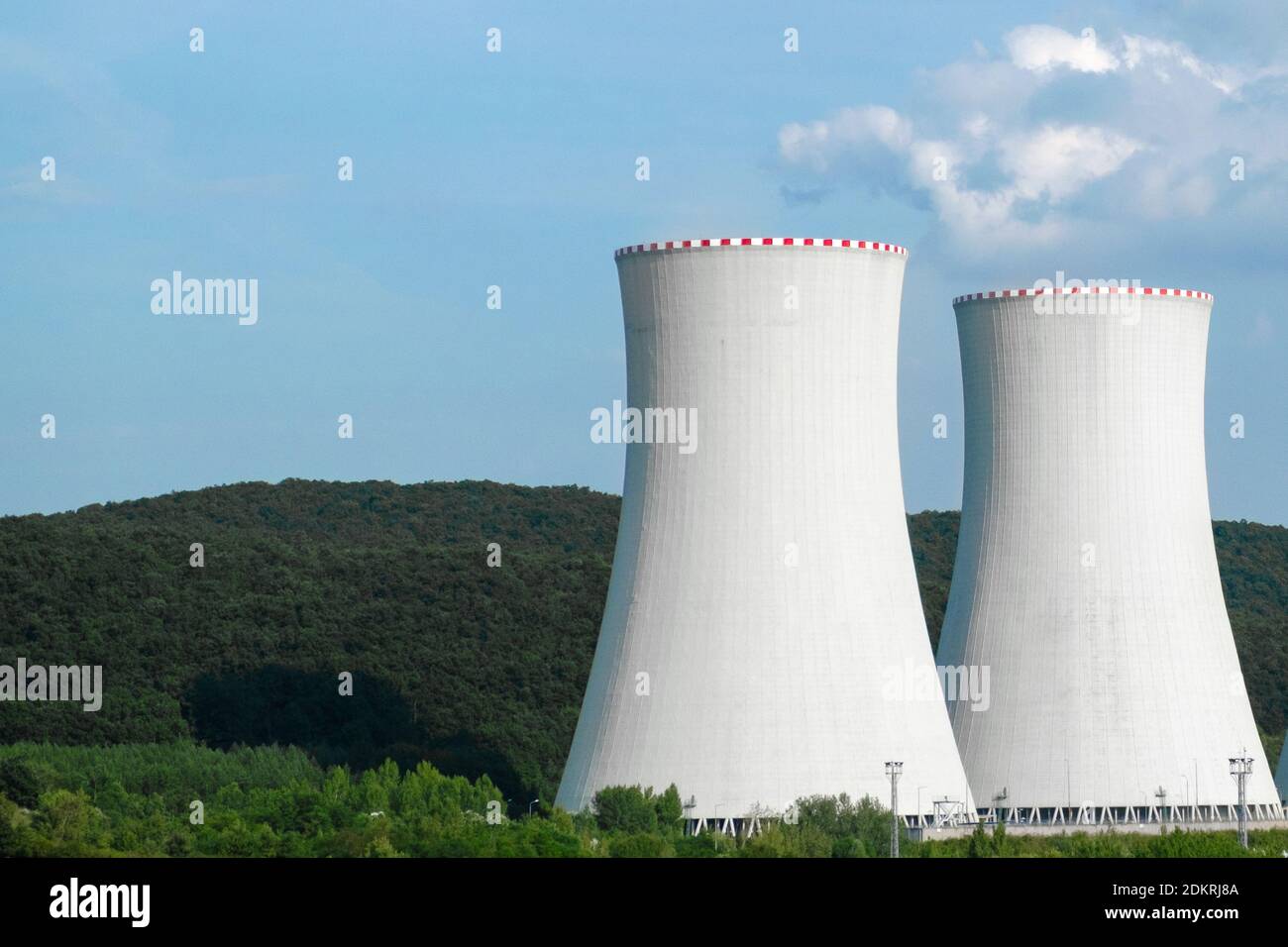 Deux cheminées de centrale nucléaire près de la route. Banque D'Images