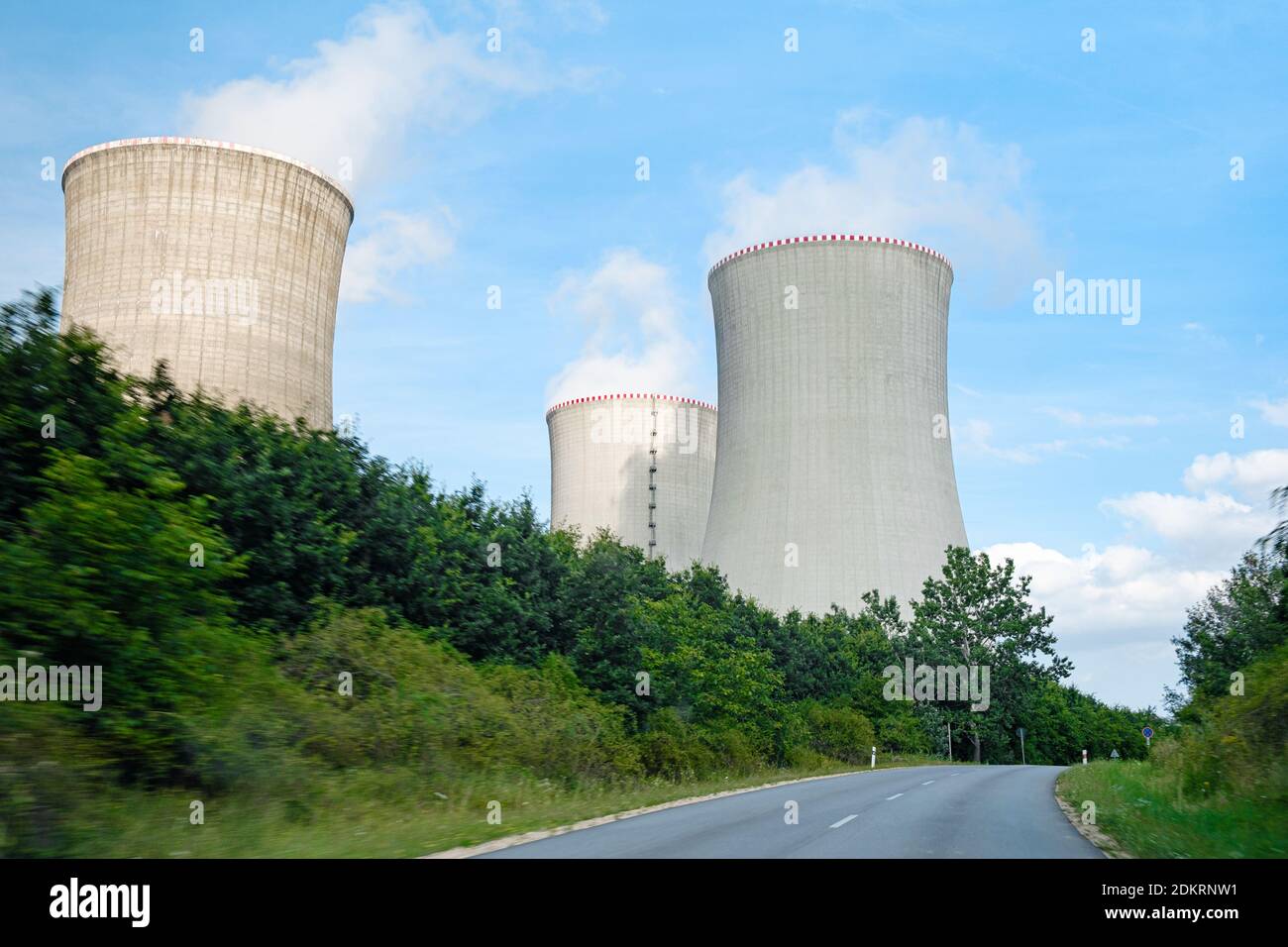 Trois cheminées de centrale nucléaire près de la route. Banque D'Images