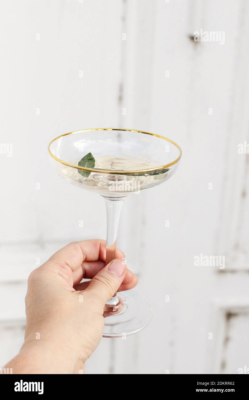 Gros Plan De La Main Des Femmes Tenant Un Verre De Champagne Vin Avec Bordure Doree Concept De Nouvel An De Fete De Mariage Ou De Fete D Anniversaire Mise Au Point Selective