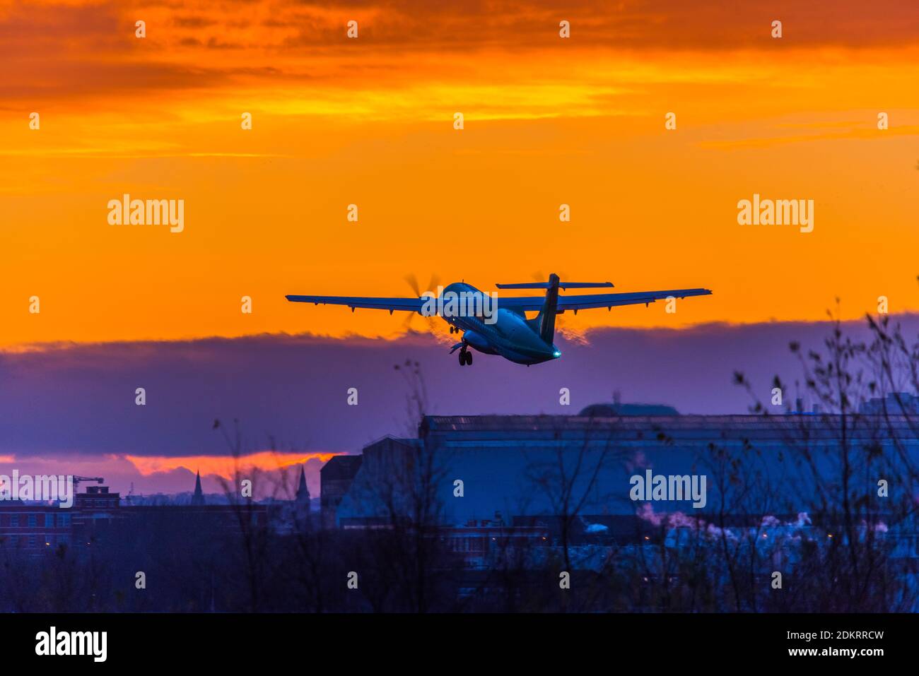 AER Lingus ATR72-600 EI-FAW au départ de l'aéroport de Belfast City, en Irlande du Nord, dans un magnifique coucher de soleil Banque D'Images