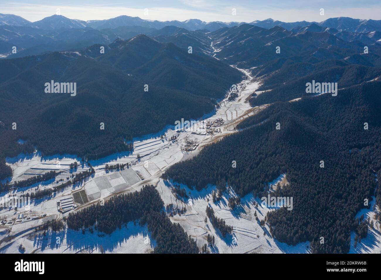 Le paysage enneigé des monts Qilian est photographié dans le village de Shigou, la ville de Duoshi, le comté de Tianzhu, la ville de Wuwei, la province de Gansu, au nord-ouest de la Chine, en 14 Banque D'Images