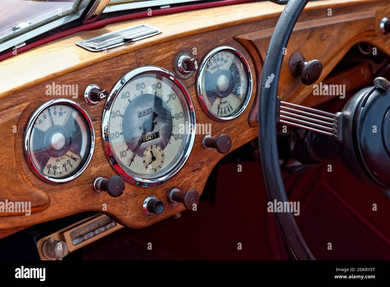 Tableau de bord et volant en bois de la vieille voiture classique. Banque D'Images