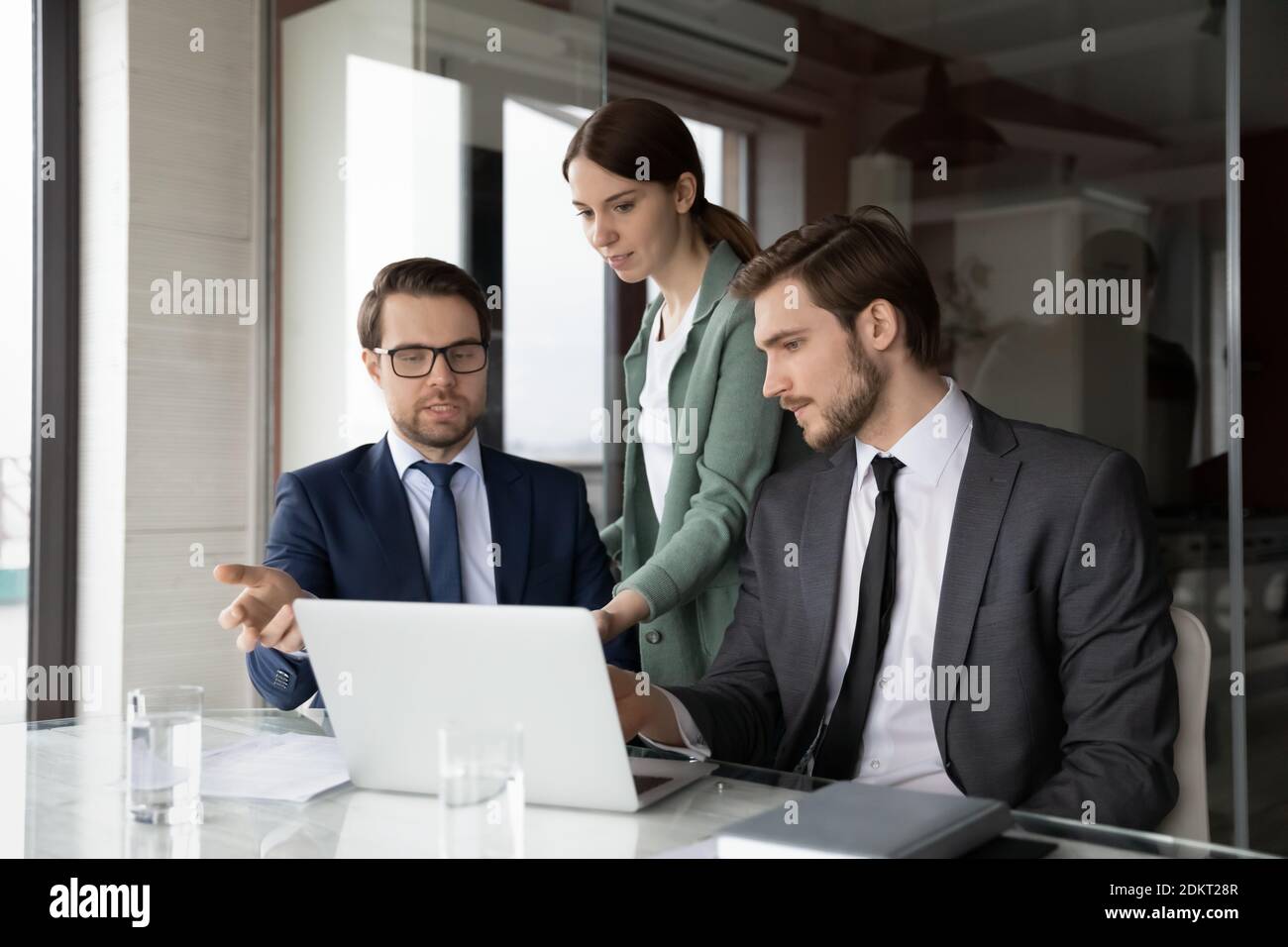 Divers employés travaillent sur un ordinateur portable lors d'une réunion de bureau Banque D'Images