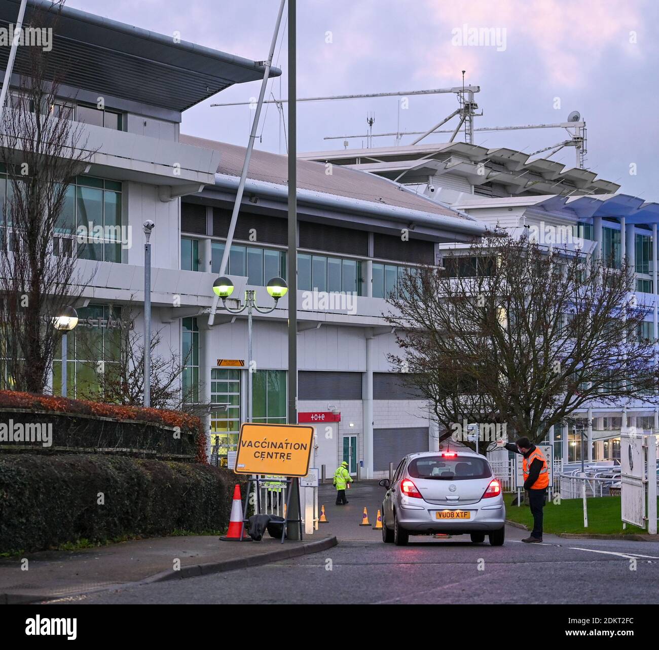 Epsom, Grande-Bretagne. 16 décembre 2020. Une voiture arrive au centre de vaccination Covid-19 de l'hippodrome d'Epsom Downs. Crédit : Nigel Bramley/Alamy Banque D'Images