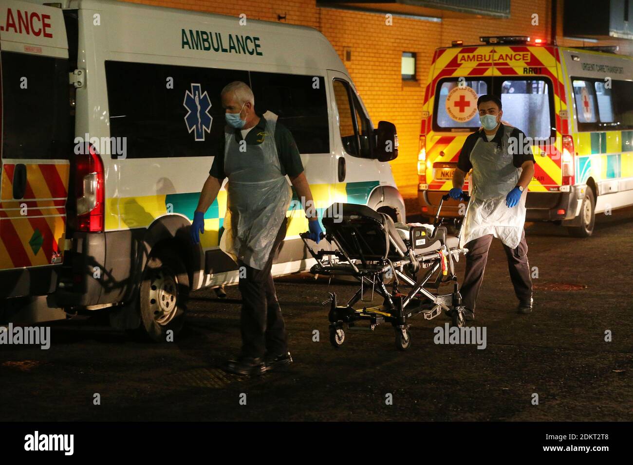 Files d'attente d'ambulances à l'extérieur de l'hôpital de la région d'Antrim, Irlande du Nord photo Mal McCann Banque D'Images