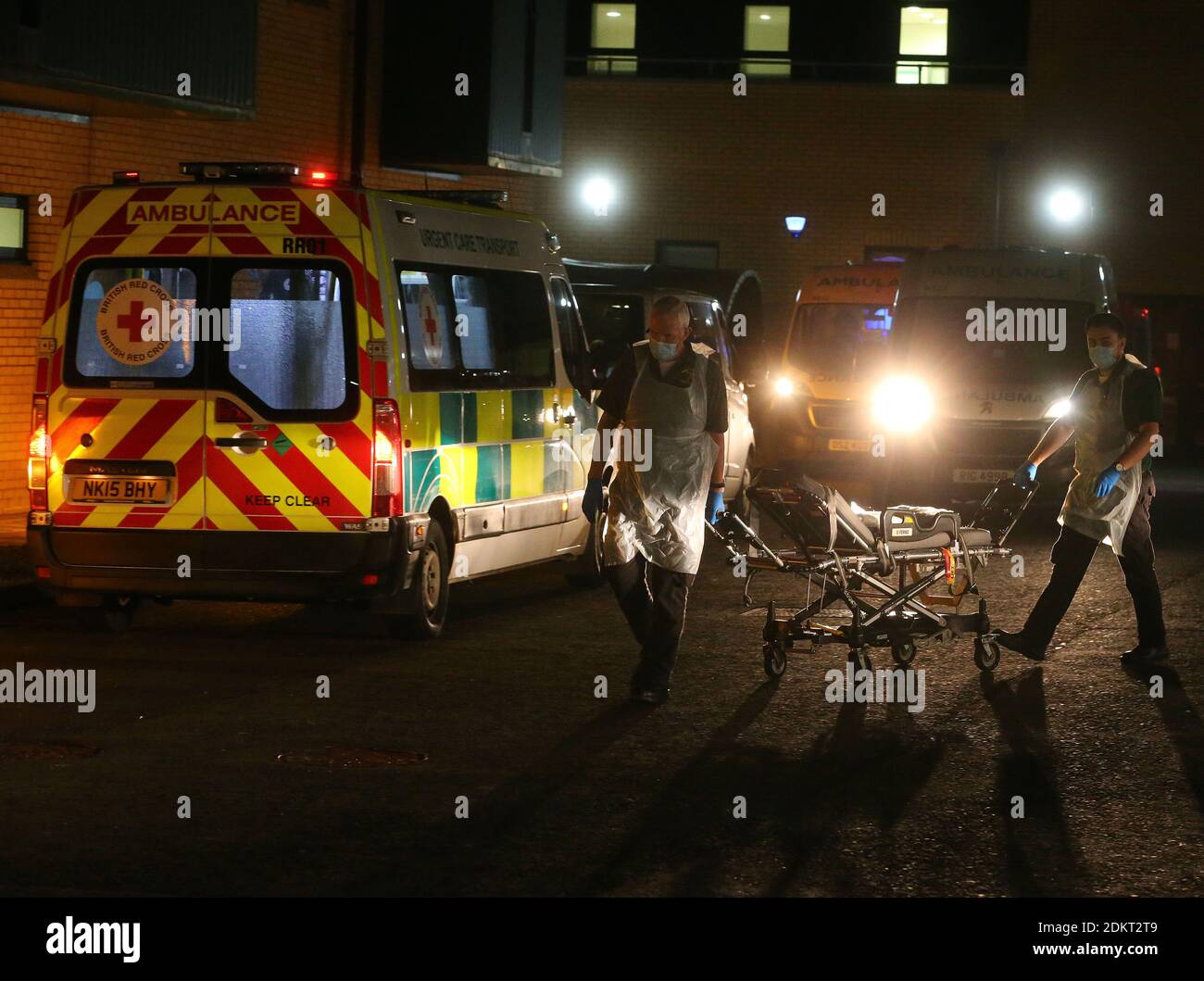 Files d'attente d'ambulances à l'extérieur de l'hôpital de la région d'Antrim, Irlande du Nord photo Mal McCann Banque D'Images