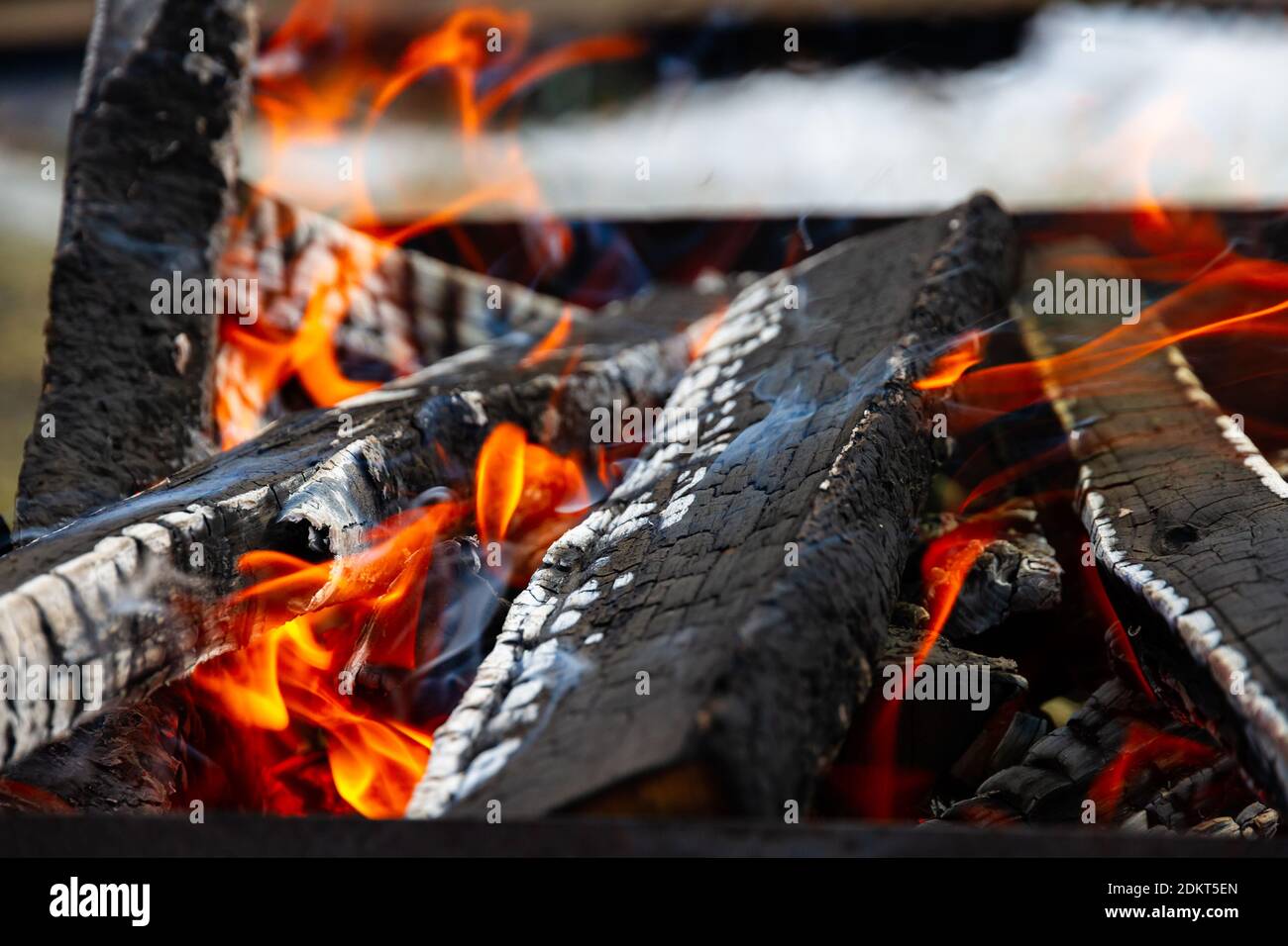 bois de chauffage brûlant empilé dans un feu de joie avec des charbons dans le à l'air libre et aux flammes rouges Banque D'Images bois de chauffage brûlant empilé dans un feu de joie avec des charbons dans le à l'air libre et aux flammes rouges Banque D'Images