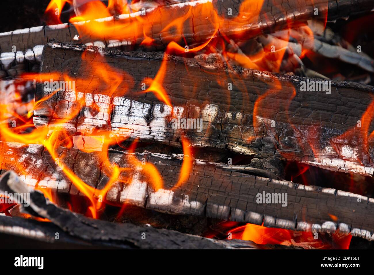 bois de chauffage brûlant empilé dans un feu de joie avec des charbons dans le à l'air libre et aux flammes rouges Banque D'Images bois de chauffage brûlant empilé dans un feu de joie avec des charbons dans le à l'air libre et aux flammes rouges Banque D'Images