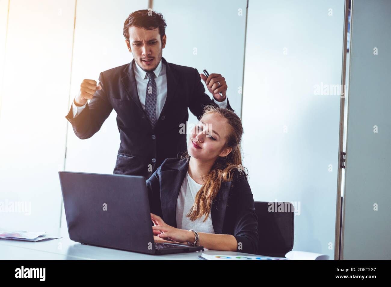 Agression au travail Banque de photographies et d’images à haute résolution Alamy