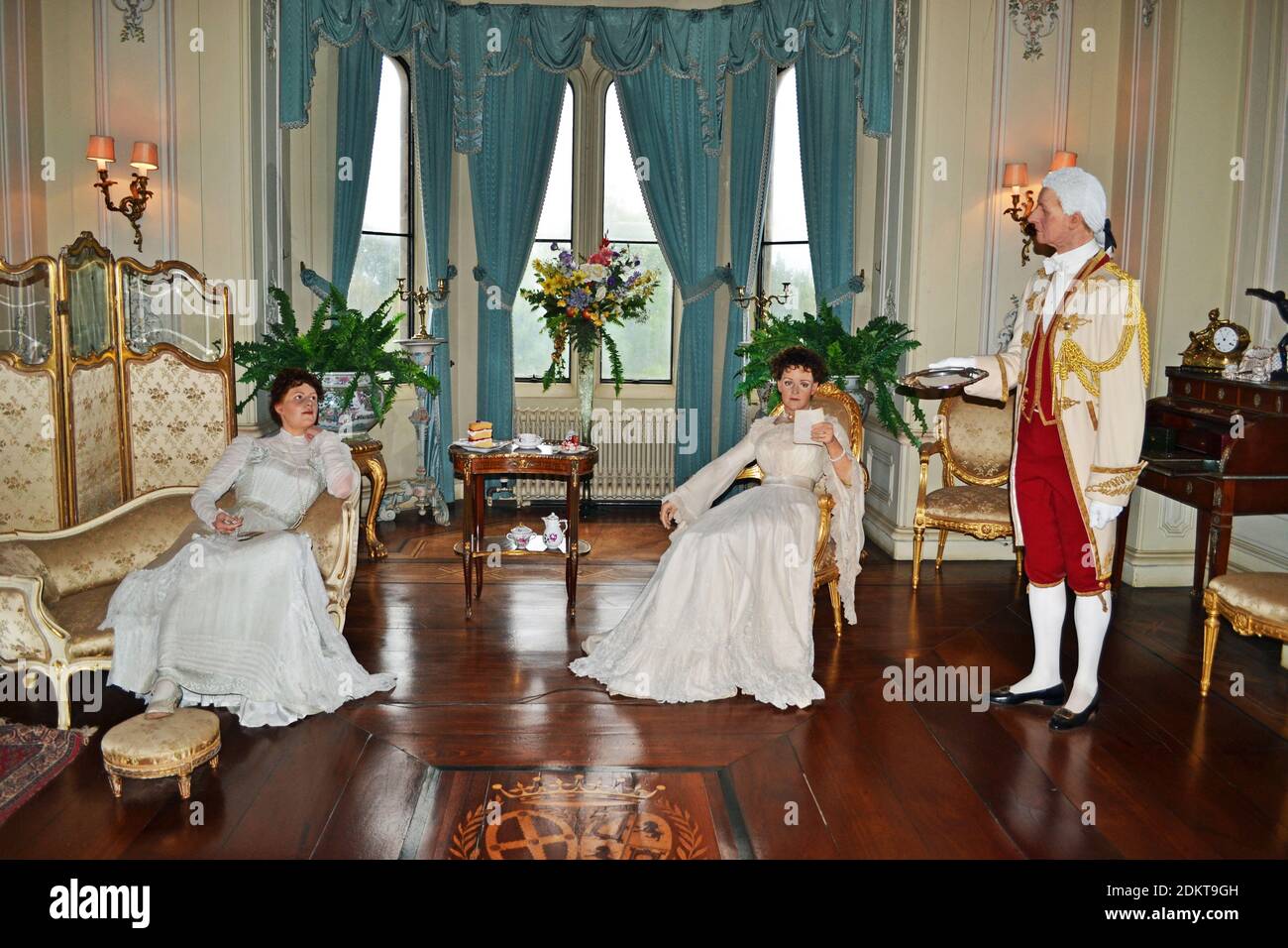 Modèles de cire de dames de loisirs avec un pied au château de Warwick, Warwickshire, Royaume-Uni. À l'intérieur des chambres. Banque D'Images