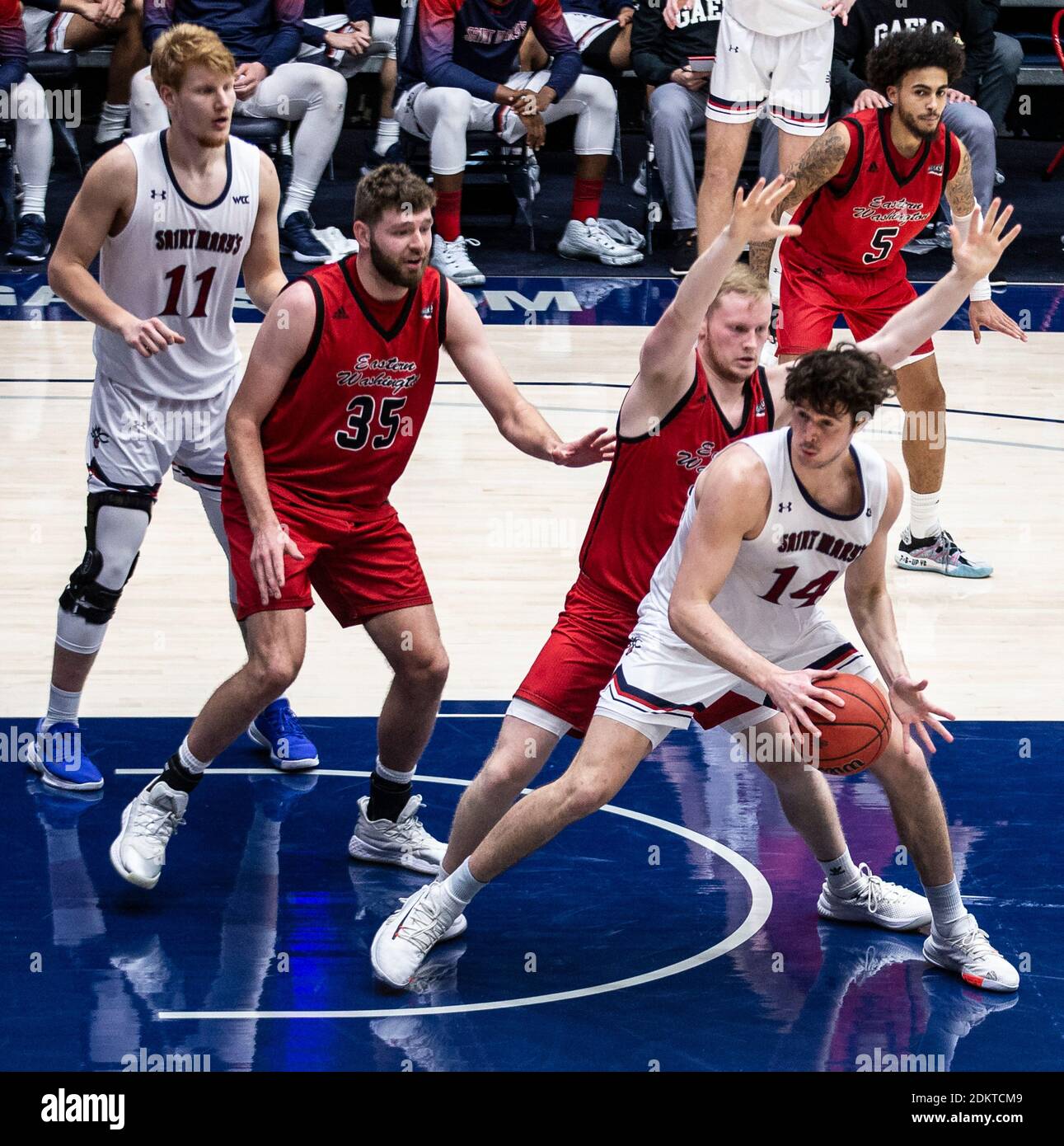 Moraga, CA É.-U. 15 décembre 2020. A. St. Mary's Gaels avance Kyle Bowen (14) se dirige vers le panier pendant le match de basket-ball des hommes NCAA entre les Eagles de l'est de Washington et la victoire des Gaels de Saint Mary's 80-75 au McKeon Pavilion Moraga Calif. Thurman James/CSM/Alay Live News Banque D'Images