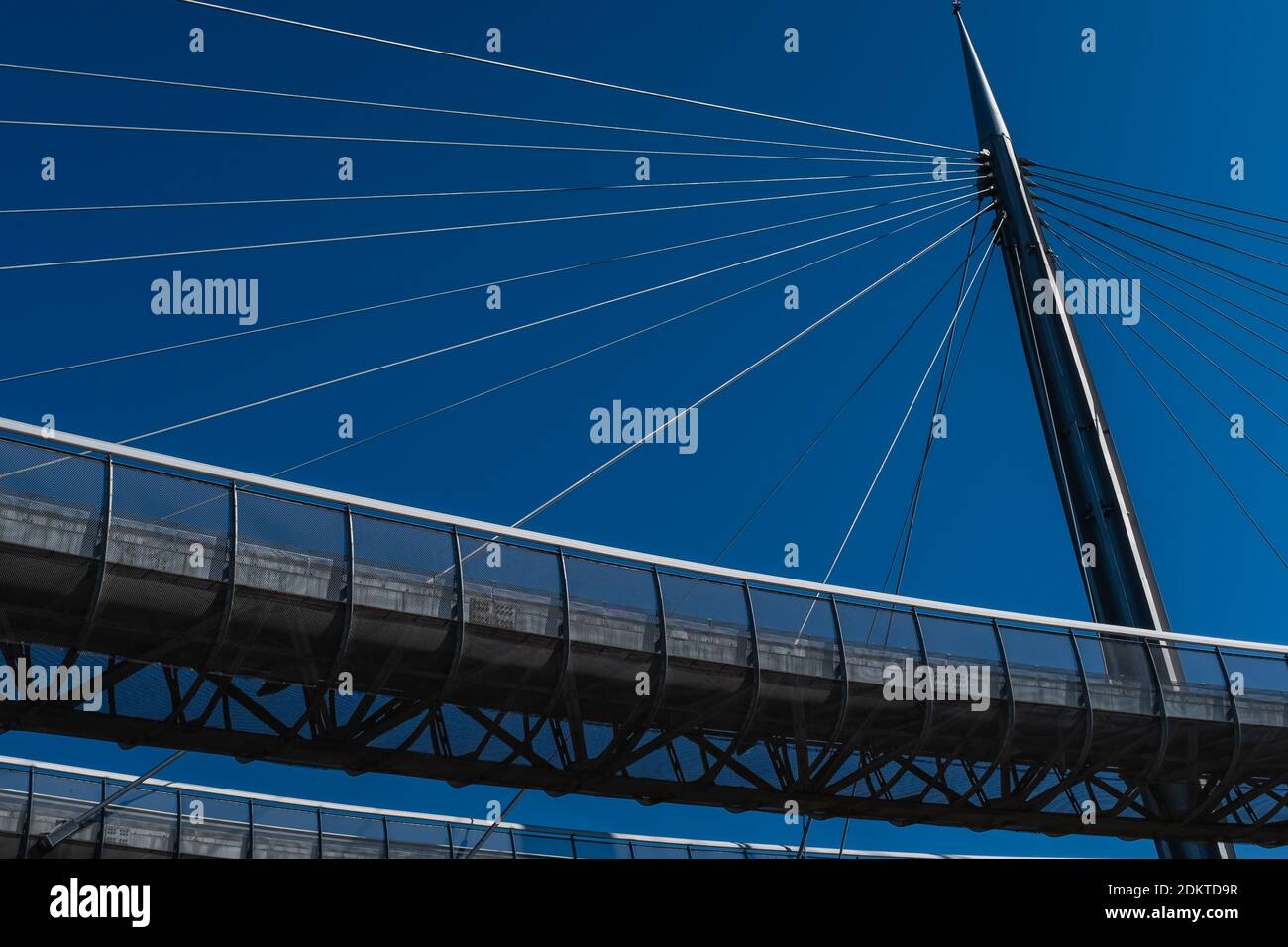 Une vue sur le Ponte del Mare à Pescara (Italie), un pont à câbles dont la structure est composée de deux voies séparées, une piste cyclable et un passage. Banque D'Images