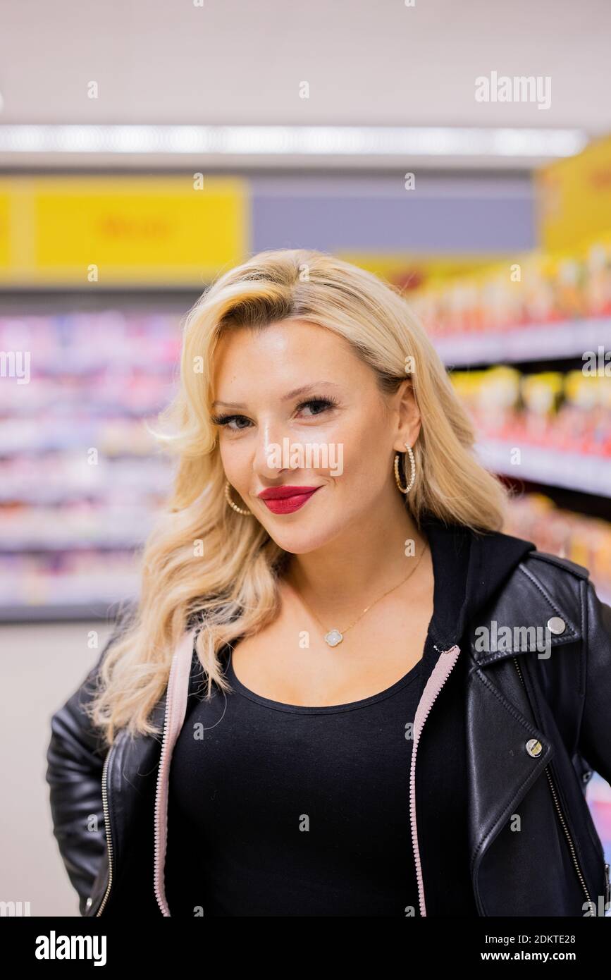 15 décembre 2020, Rhénanie-du-Nord-Westphalie, Düsseldorf : Evelyn Burdecki, personnalité de la télévision, se dresse dans un magasin Netto Marken-Discount. Elle présente ici sa propre collection 'Kiss Collection by Evelyn Burdecki'. Vous pouvez acheter les vêtements dans les 4270 magasins Netto. Photo: Rolf Vennenbernd/dpa Banque D'Images