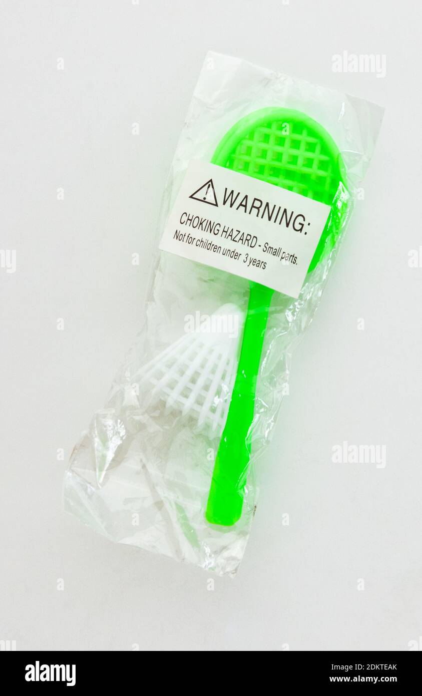 Sac de noël en plastique jouet miniature badminton ensemble portant avertissement étouffement danger, petites pièces ne sont pas destinées aux enfants de moins de 3 ans Banque D'Images