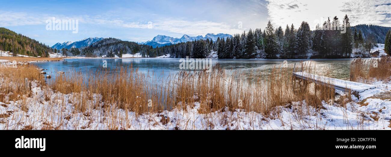 Paysage d'hiver panoramique en Allemagne, Bavière et chaîne de montagnes des alpes Banque D'Images