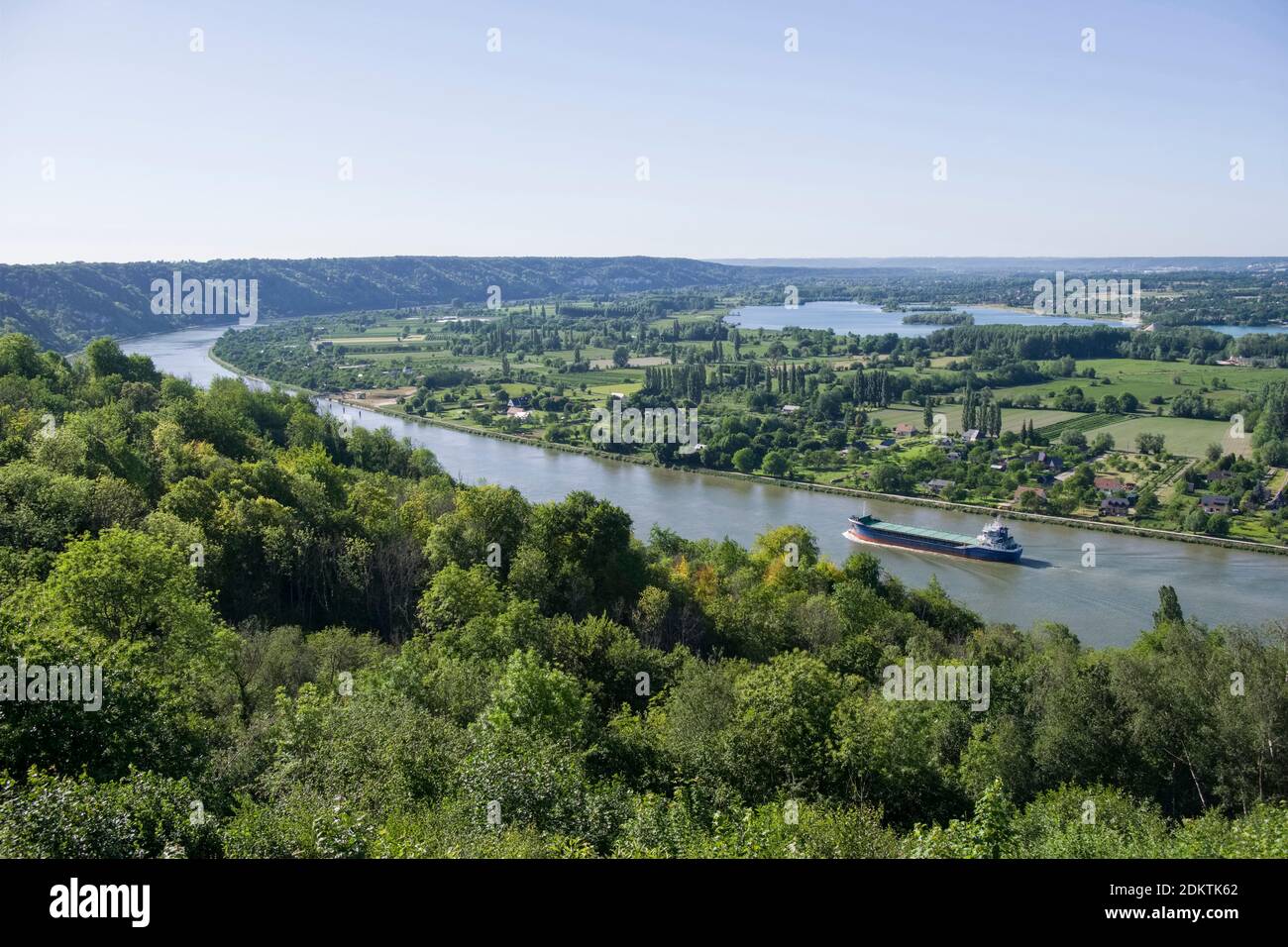 Transport sur la Seine. Cargo Celtic Venture dans la boucle de la rivière Jumieges vue de Barneville-sur-Seine (Normandie, Nord de la France) Banque D'Images