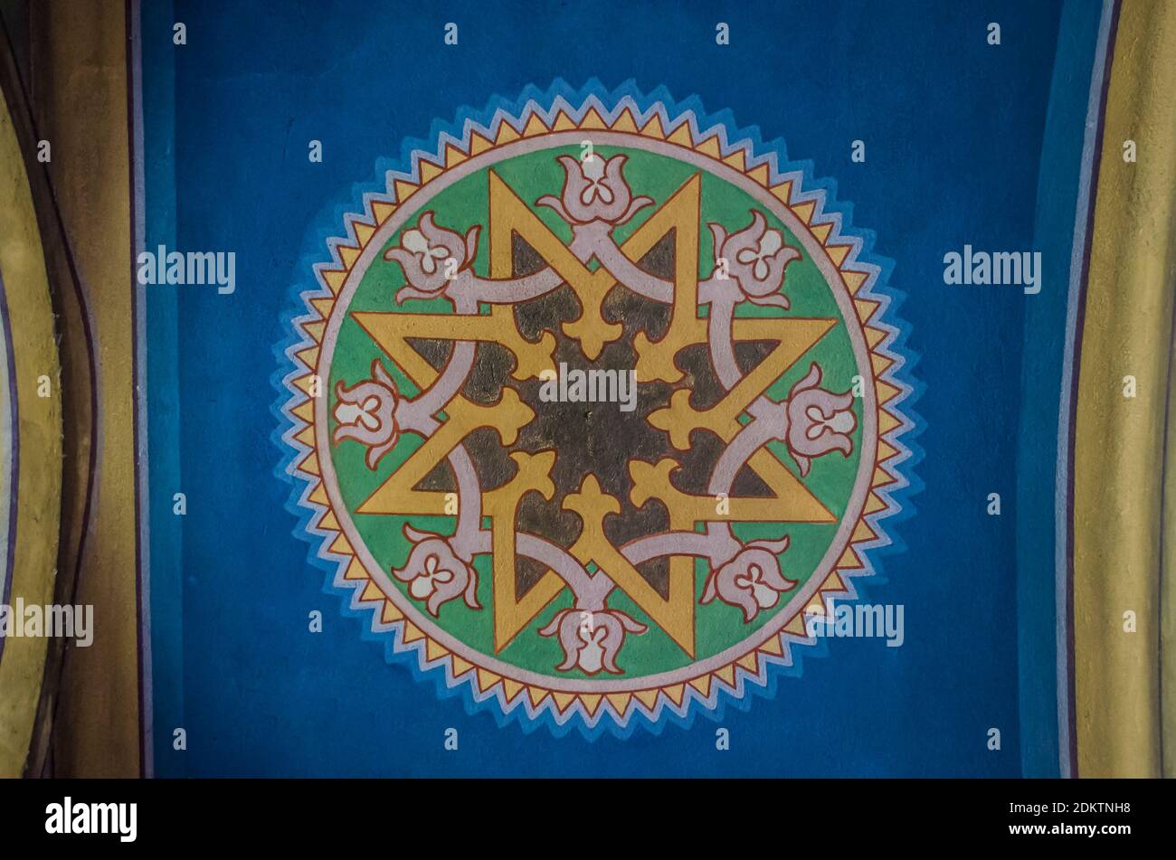 Zhovkva ville fresco mandala dans l'église du monastère Basilian. Tableaux monumentaux ornementaux du début du XIXe siècle. Banque D'Images