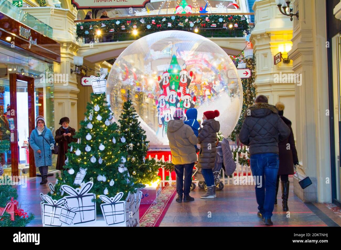 Femme portant un masque de visage achetant dans le supermarché.panique shopping pendant le coronavirus covid-19 pandémie.Budget achat à un magasin d'approvisionnement. Banque D'Images
