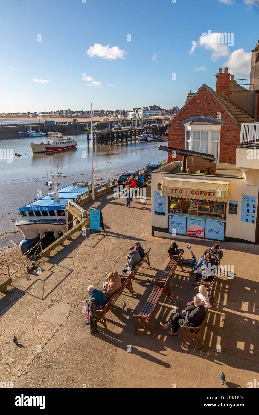 Vue sur le café et le port de Bridlington, Bridlington, North Yorkshire, Angleterre, Royaume-Uni, Europe Banque D'Images