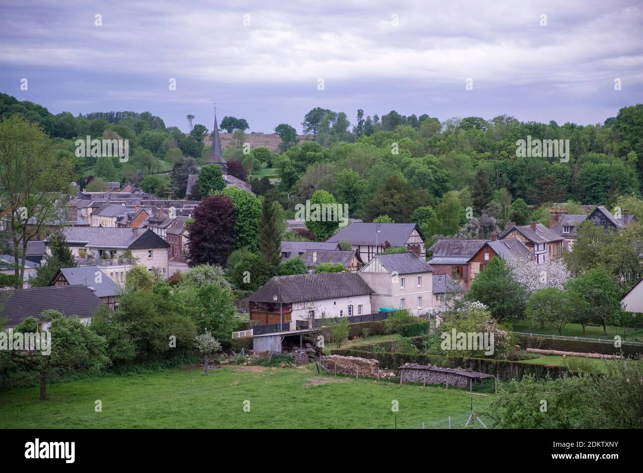 Ry (nord de la France) : vue d'ensemble du village dans la vallée de Crevon Banque D'Images