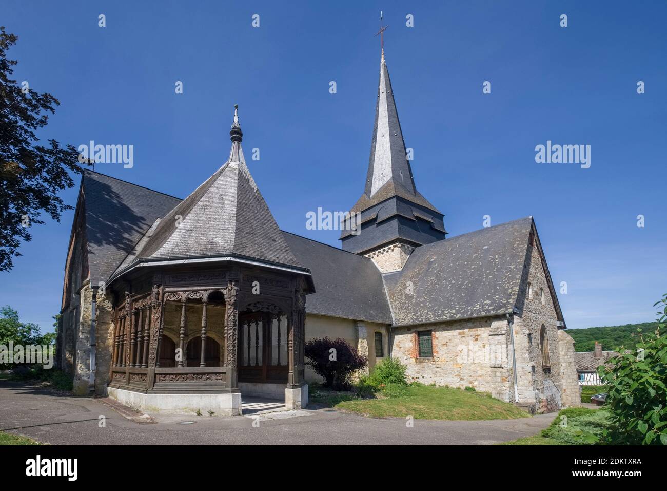 Ry (nord de la France) : Église de Saint-Sulpice. Sur la gauche, le porche en bois inscrit comme un site historique national (document historique français) Banque D'Images