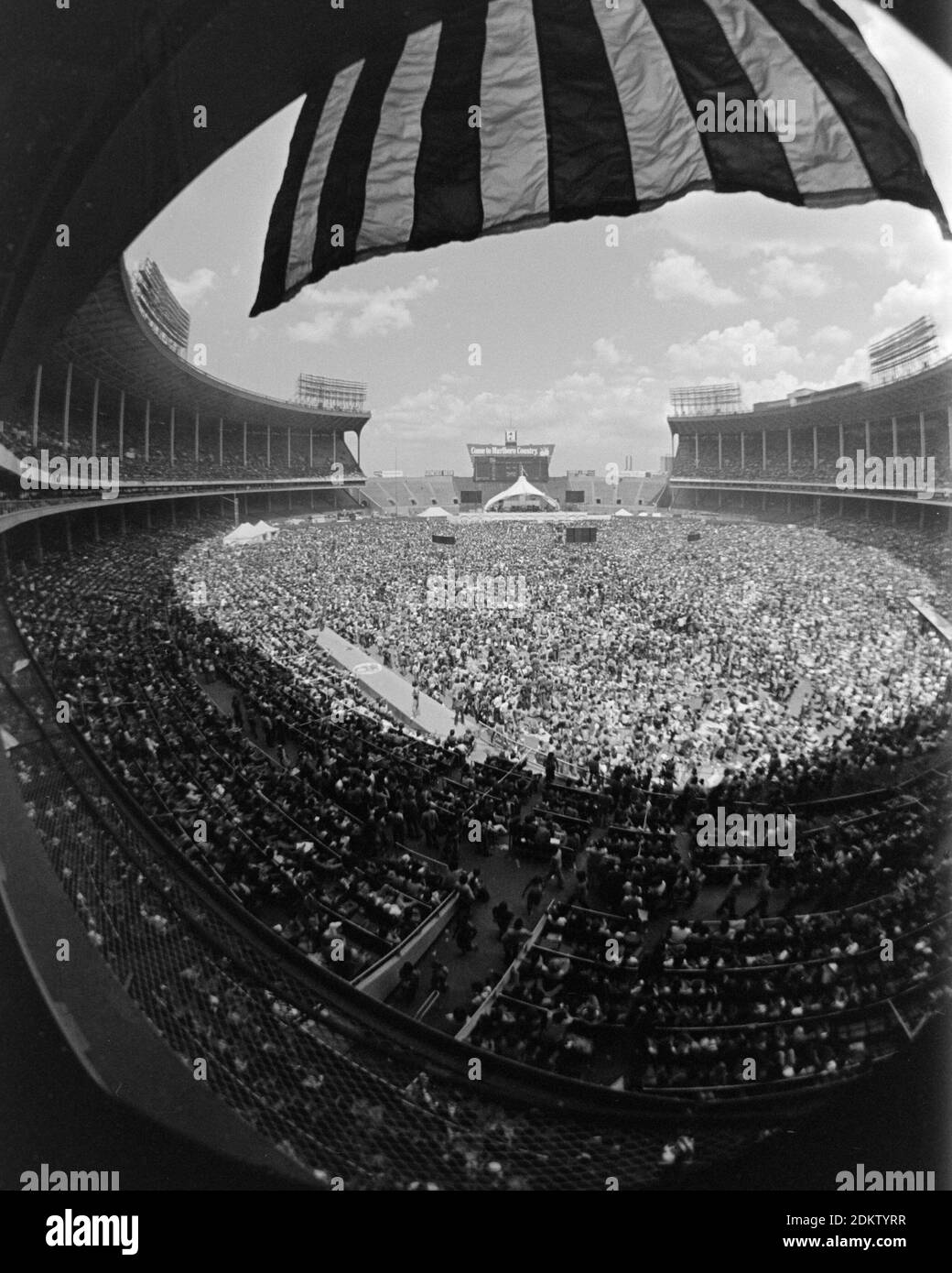 Cleveland Stadium est rempli à capacité le 14 juin 1975 pour un concert par les Rolling Stones à Cleveland, Ohio. Ernie Mastroianni photo Banque D'Images Cleveland Stadium est rempli à capacité le 14 juin 1975 pour un concert par les Rolling Stones à Cleveland, Ohio. Ernie Mastroianni photo Banque D'Images
