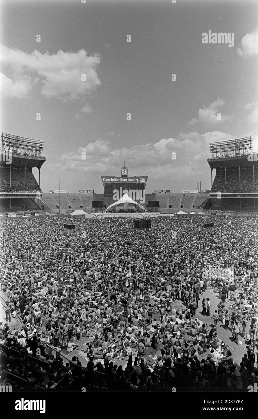Cleveland Stadium est rempli à capacité le 14 juin 1975 pour un concert par les Rolling Stones à Cleveland, Ohio. Ernie Mastroianni photo Banque D'Images Cleveland Stadium est rempli à capacité le 14 juin 1975 pour un concert par les Rolling Stones à Cleveland, Ohio. Ernie Mastroianni photo Banque D'Images