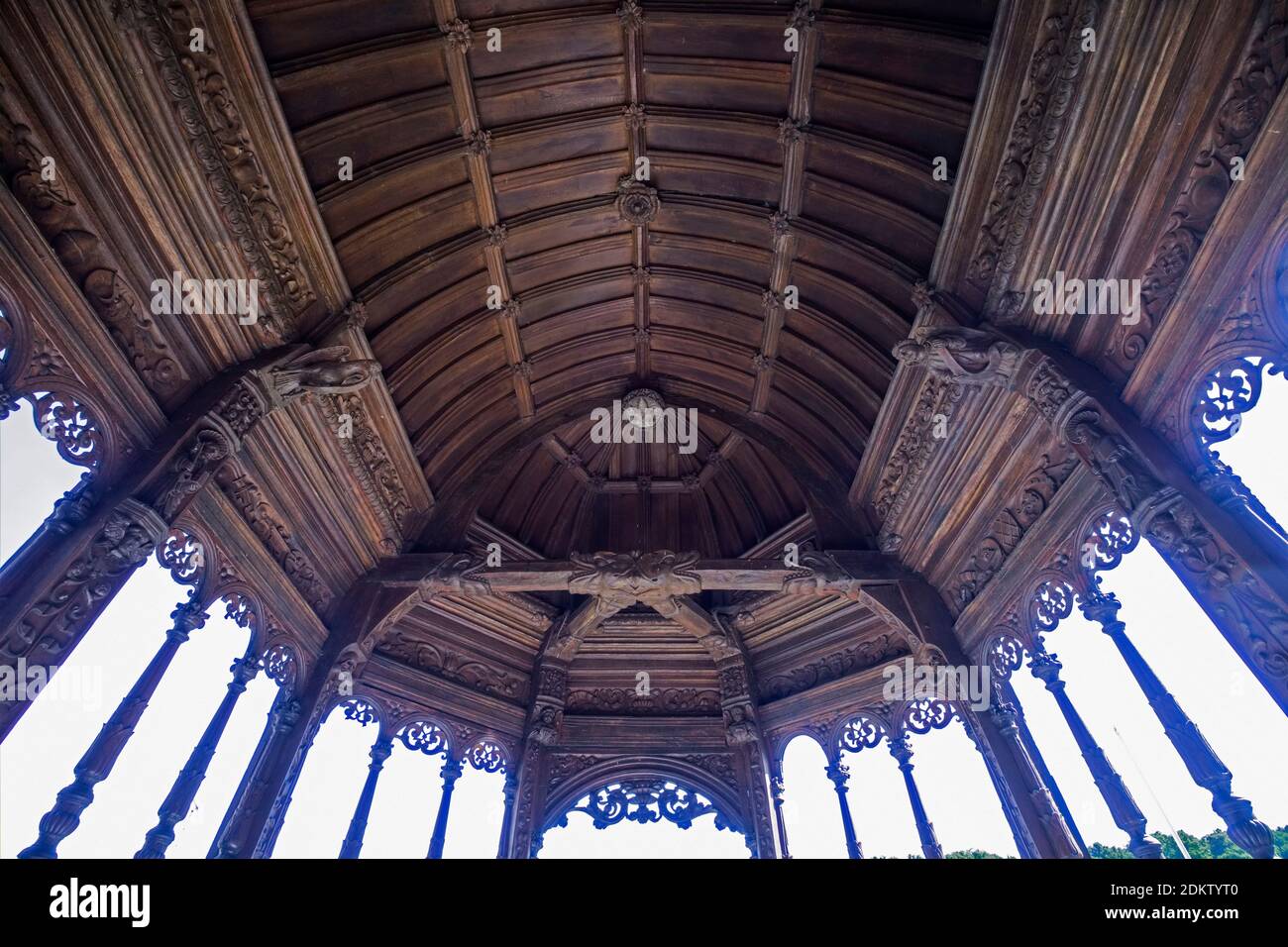 Ry (nord de la France) : Église de Saint-Sulpice. Porche en bois enregistré comme un site historique national (français ÒMonument historiqueÓ) Banque D'Images