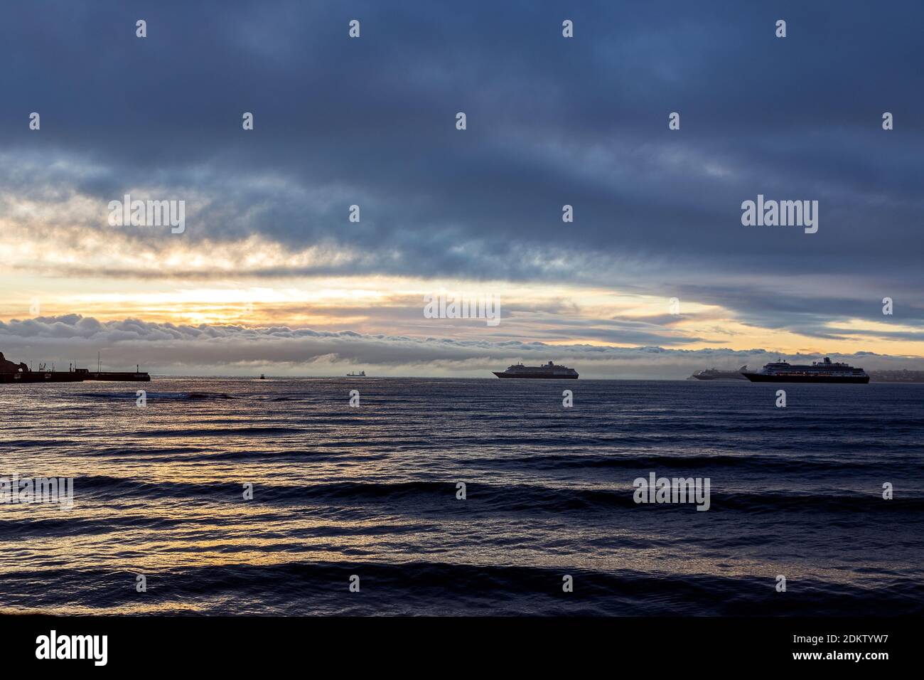 Sunrise Torquay Devon, Pier, Beach, Cloudscape, littoral, Angleterre, horizontal, aucune personne, bateaux de croisière, mer, Soleil, lumière du soleil, lever du soleil - Dawn, Banque D'Images