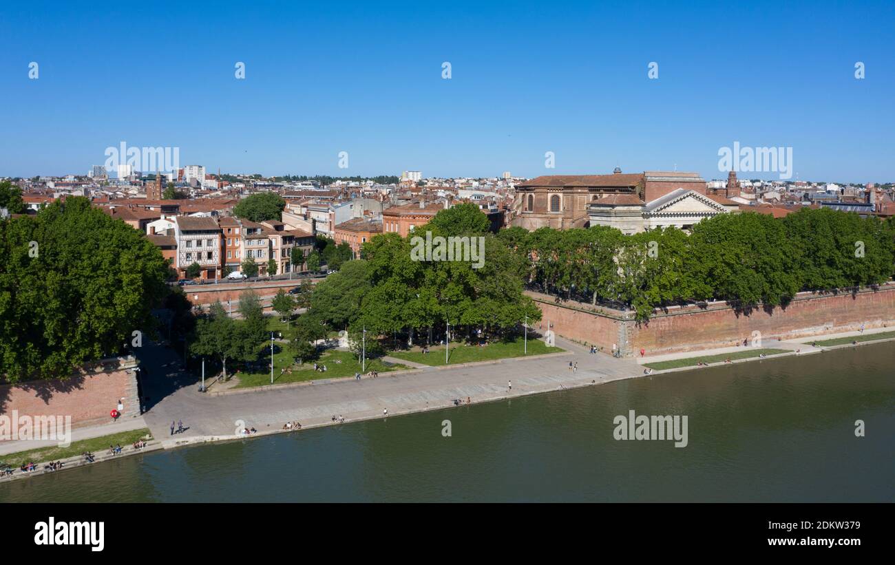 Toulouse (sud de la France) vue aérienne de la place de la Daurade dans le quartier du