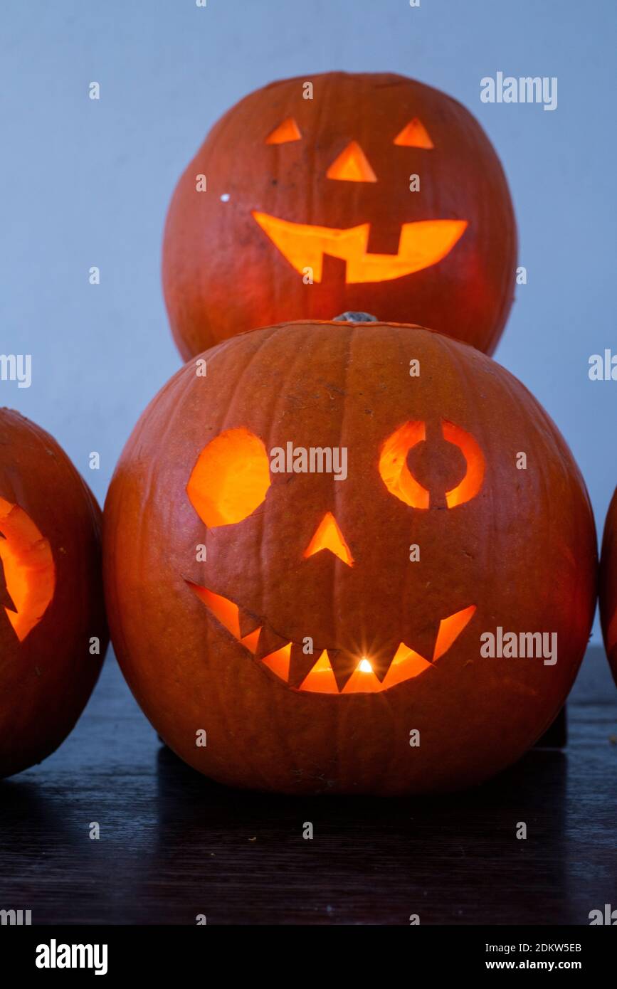 Deux citrouilles sculptées Jack O Lantern illuminées illuminées pour Halloween nuit Banque D'Images