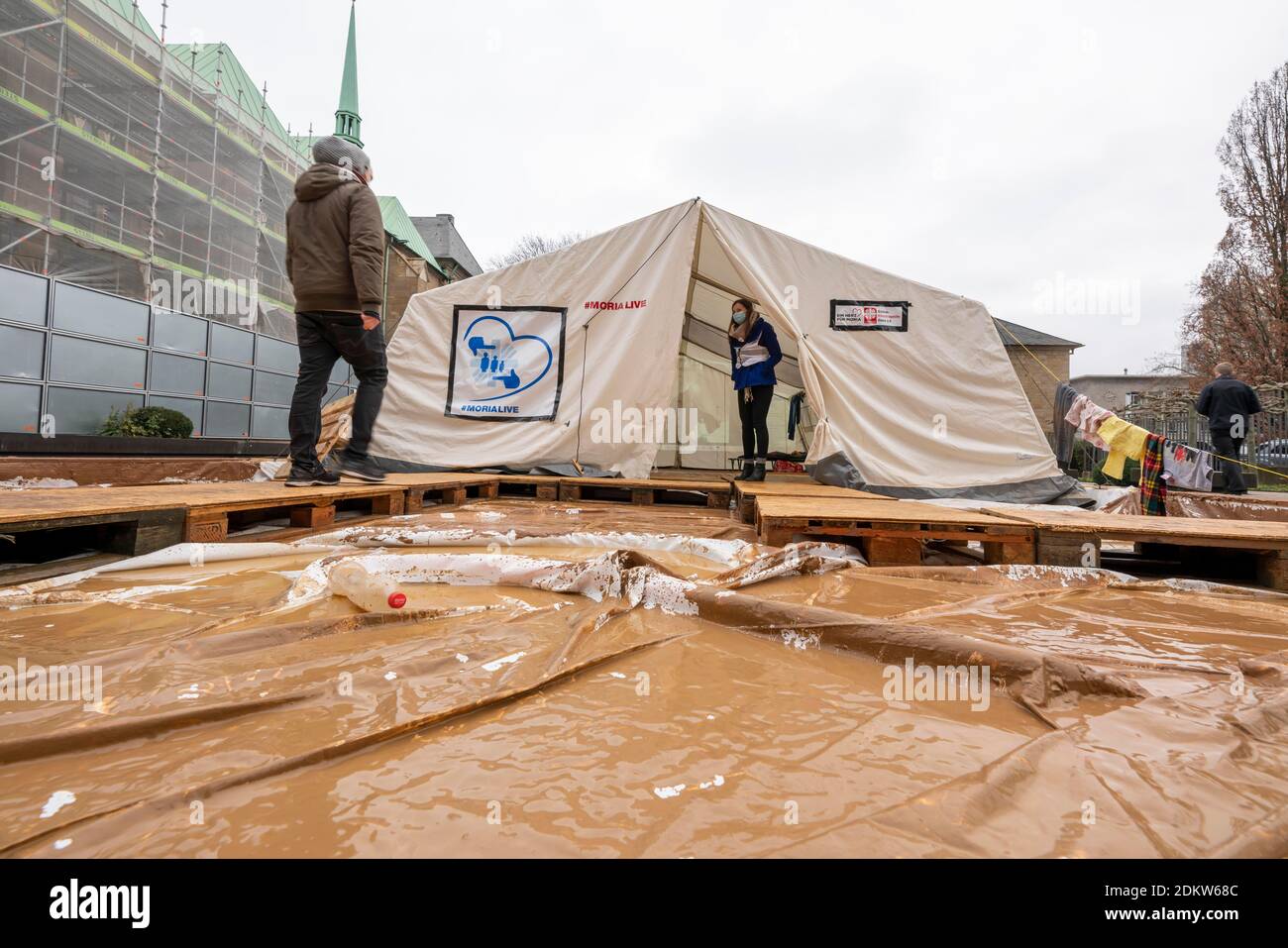 Réplique d'une tente de réfugiés du HCR devant la cathédrale d'Essen, debout dans une flaque de boue, l'initiative "UN cœur pour Moria" et Caritas Refugee Aid E. Banque D'Images