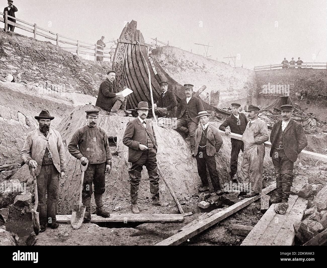 Photo d'archives des fouilles archéologiques d'un navire viking. Norvège.1904 Banque D'Images