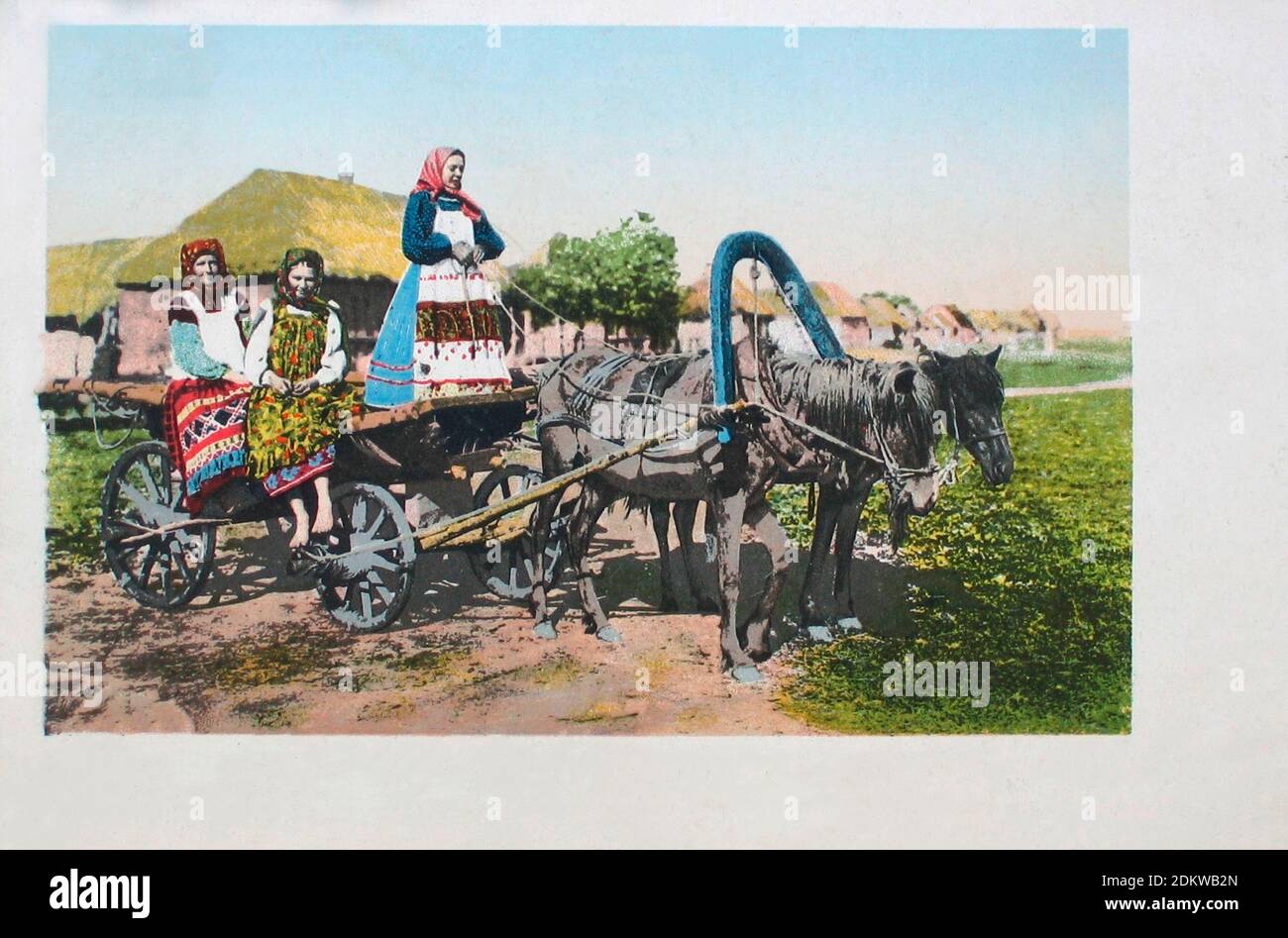 Carte postale rétro de types et costumes de Russie. Une jeune femme paysanne dans un chariot. Empire russe. 1904 Banque D'Images