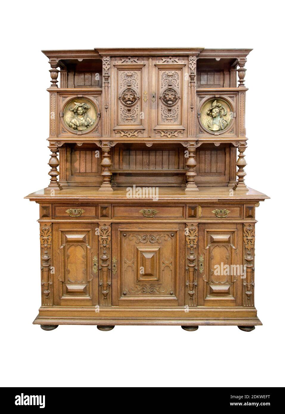 Armoire de cuisine ancienne (armoire d'exposition) de la fin du XIXe siècle sur fond blanc. Banque D'Images
