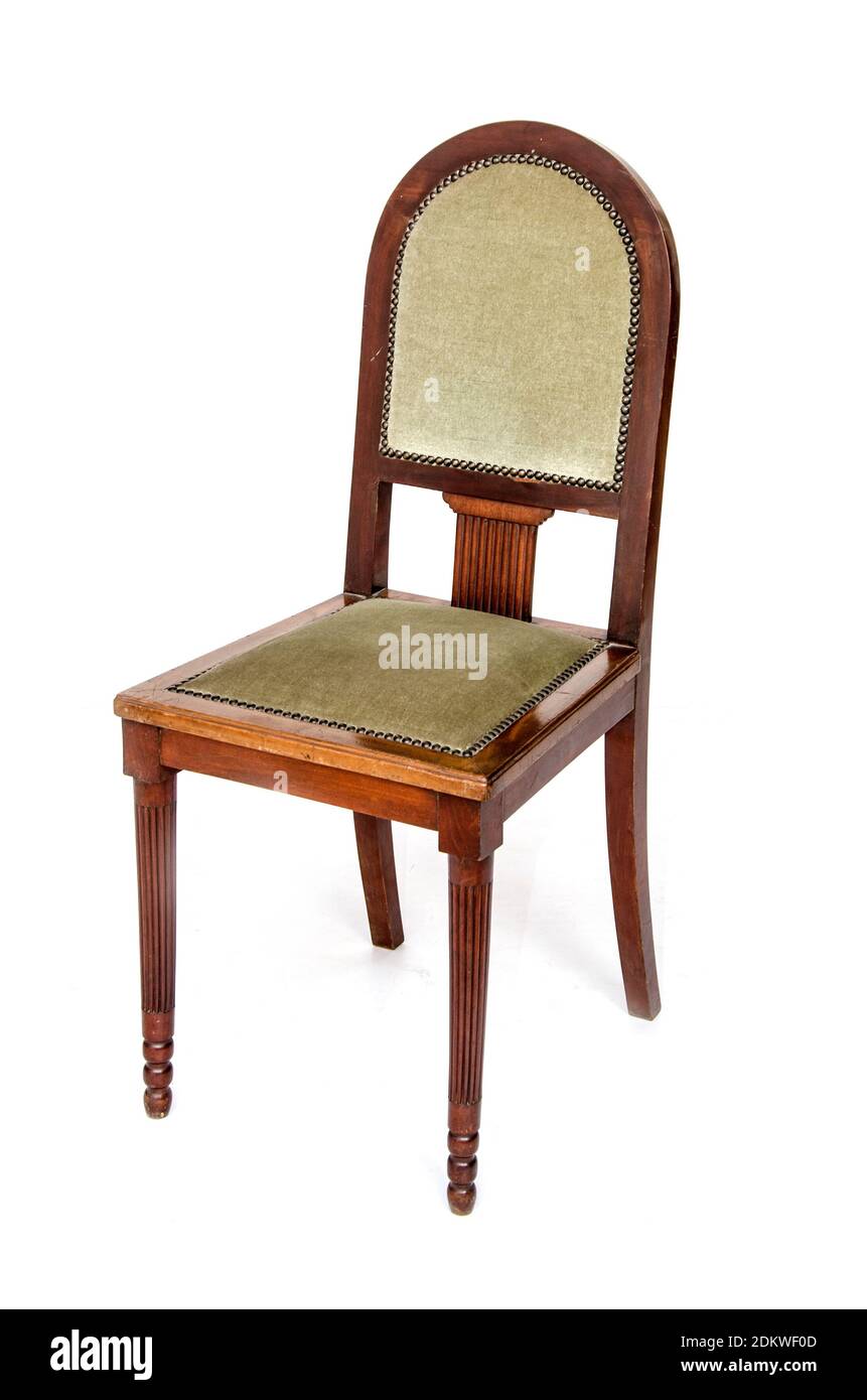Chaise en bois antique de style art déco sur fond blanc. Banque D'Images