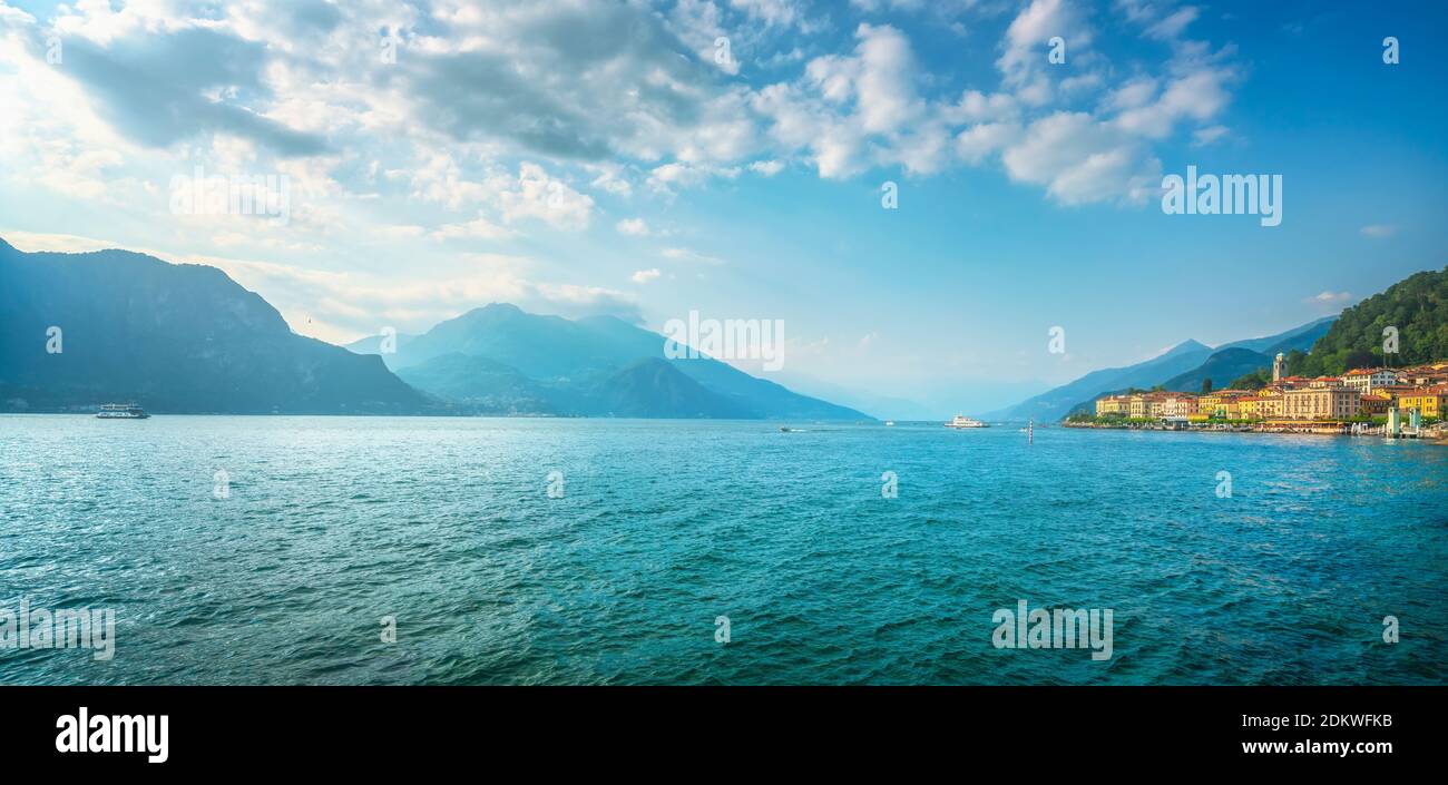 Ville de Bellagio dans le quartier du lac de Côme et ferry. Destination de voyage italienne. Italie, Europe. Banque D'Images