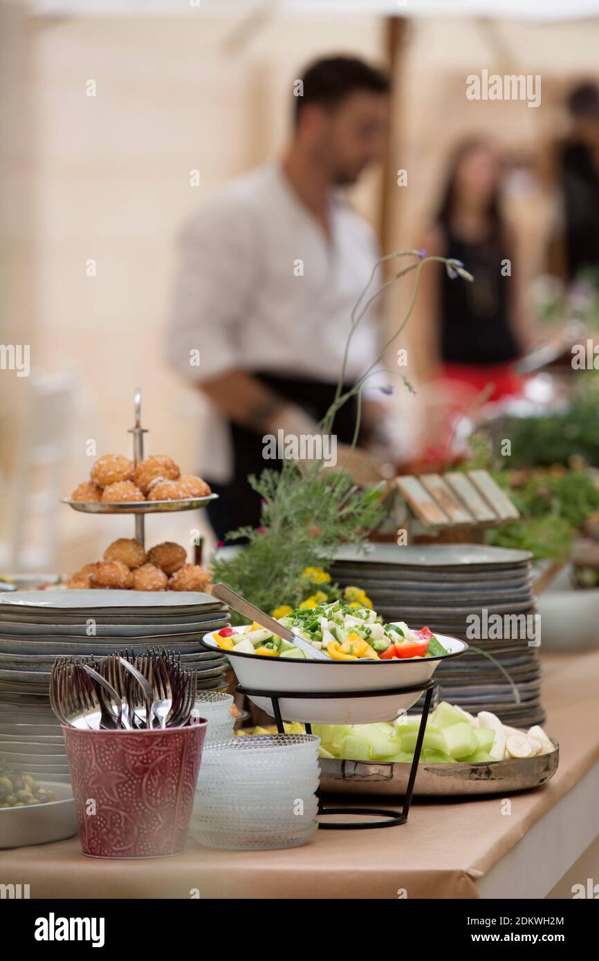 Un assortiment d'aliments dans des bols sur une table de buffet lors d'un événement en soirée Banque D'Images