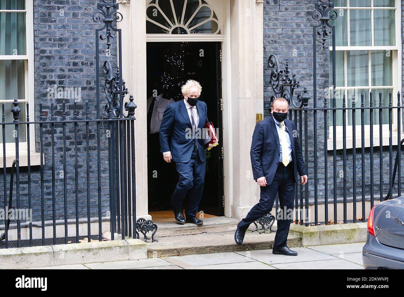 Londres, Royaume-Uni. 16 décembre 2020. Le Premier ministre britannique Boris Johnson quitte le numéro 10 pour se rendre au PMQ. Banque D'Images