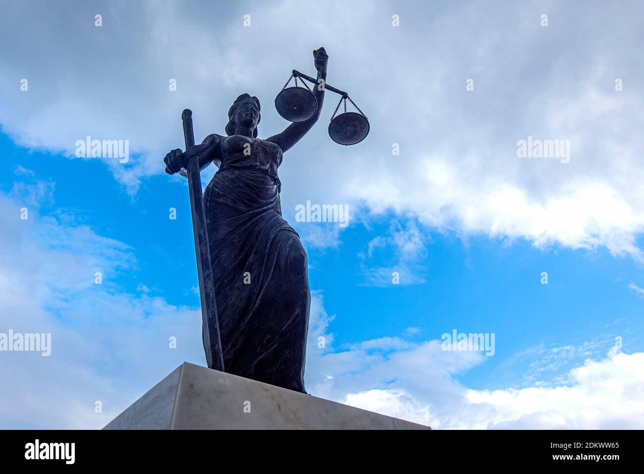 Statue de la justice la combinaison de Justitia, la déesse romaine de la  justice, et Themis, la déesse de l'ordre divin, de la loi et des traditions  dans le mythe grec Photo